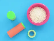 Un bol de riz sec servant à remplir les tubes en carton.
