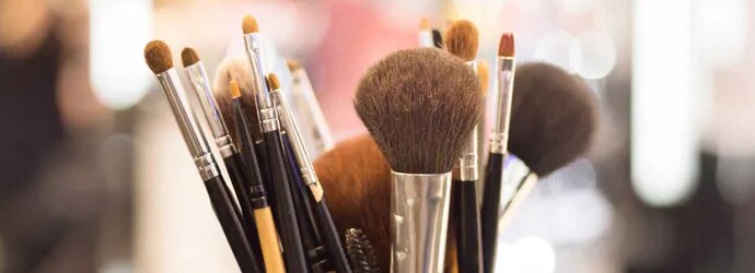 Gros plan sur des pinceaux de maquillage professionnels