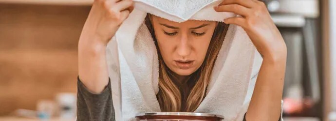 Une femme fait un traitement par inhalation comme un remède contre la sinusite