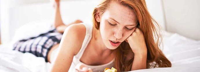 Femme au lit avec un bol de soupe ne veut pas manger