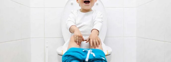 Lapsi istuu ja opettelee ulostamaan