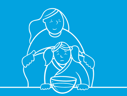 GIF animé d’un parent recouvrant la tête de son enfant avec une serviette au-dessus d’un bol d’eau chaude.