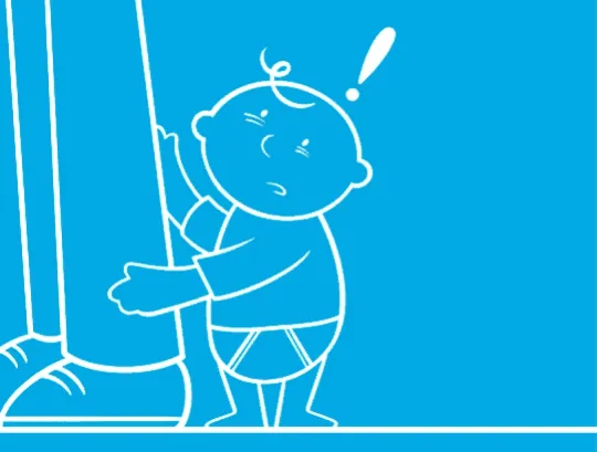 Un bébé avec une couche mouillée caresse la jambe de son parent pour attirer son attention.