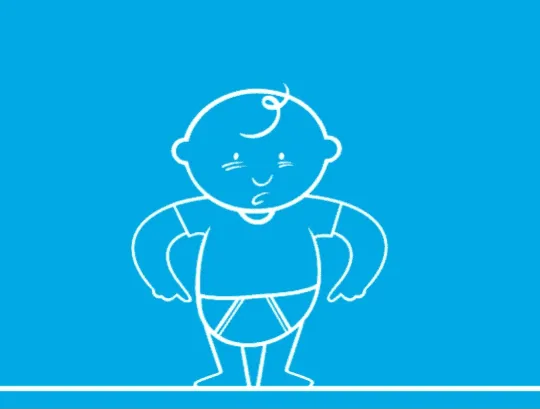 Un bébé montre sa couche du doigt pour indiquer que celle-ci est sale.