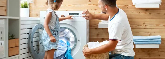 Père et fille font la lessive ensemble et passent un moment amusant