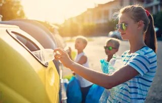 Återvunna förpackningar och användning av återvunnen plast