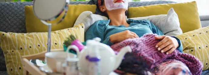 femme avec un masque pour le visage